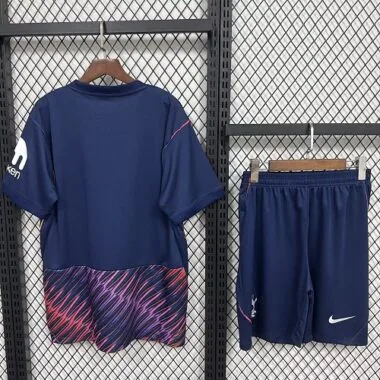 Imagem 2 do álbum Camisa e calções do Tottenham para os jogos fora de casa da época 2026/27