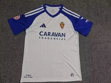 Albumcover van Thuisshirt van Zaragoza voor het seizoen 2026/27
