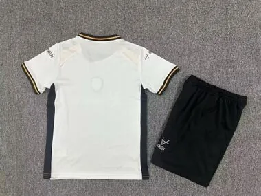 Afbeelding 2 van album 2026/27 Hull City Home Kids Jersey and Shorts