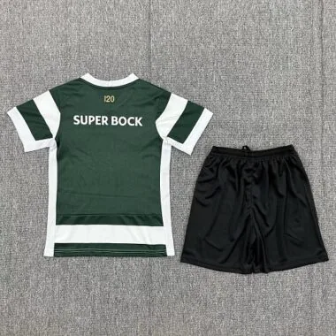 Immagine 2 dell’album Maglia e pantaloncini da bambino della Sporting Lisbona per la stagione 2026/27 (da casa)