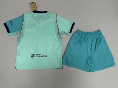 Imagem 2 do álbum Camisola e calções infantis do Barcelona (terceiro equipamento) 2026/27