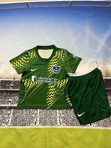 Camiseta y pantalones cortos infantiles del Portsmouth para la temporada 2026/27 (portero)