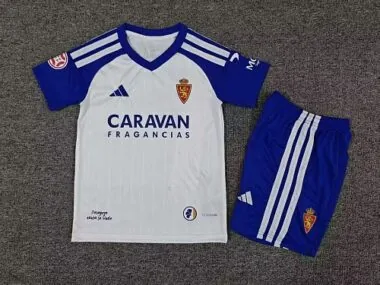 Albumcover van Real Zaragoza thuisshirt en -short voor kinderen, seizoen 2026/27