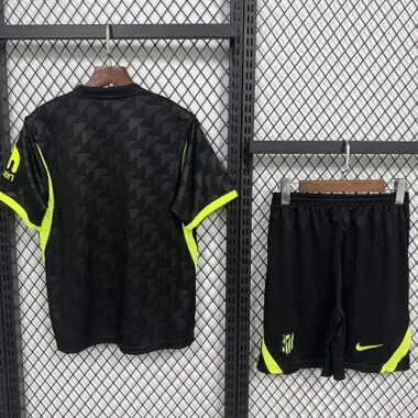 Image 2 de l’album Maillot et short de l’Atlético Madrid (extérieur) saison 2026/27