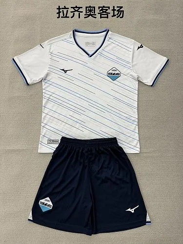 Camiseta y pantalones cortos de visitante del Lazio para la temporada 2026/27