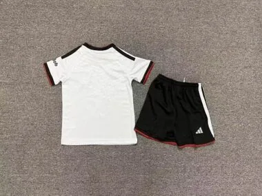 Image 2 de l’album 2026/27 Fulham Home Kids Jersey and Shorts