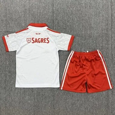 Imagen 2 del álbum Camiseta y pantalones cortos de niño del Benfica para partidos fuera de casa, temporada 2026/27