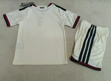 Immagine 2 dell’album Maglia e pantaloncini da bambino della terza divisa del Manchester United stagione 2026/27