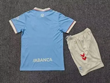 Imagem 2 do álbum Camisola e calções infantis da Celta para jogos em casa da época 2026/27
