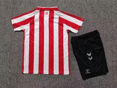 Imagem 2 do álbum Camisa e calções infantis do Sunderland para jogos em casa da época 2026/27
