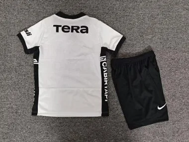 Imagem 2 do álbum 2026/27 Besiktas Home Kids Jersey and Shorts