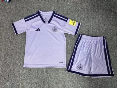 Capa do álbum: Camisola e calções infantis do terceiro equipamento do Newcastle United para a época 2026/27