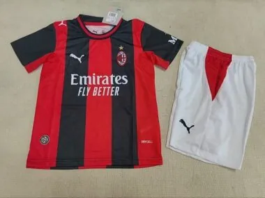 Capa do álbum: Camisola e calções infantis da equipa da casa do AC Milan para a época 2026/27