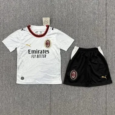 Capa do álbum: Camisola e calções infantis do AC Milan para os jogos fora de casa da época 2026/27