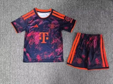 Portada del álbum «Camiseta y pantalones cortos del Bayern para niños, tercera equipación 2026/27»