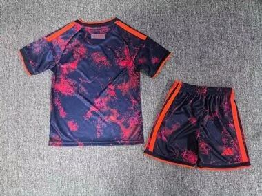 Image 2 de l’album Maillot et short tiers pour enfants du Bayern, saison 2026/27