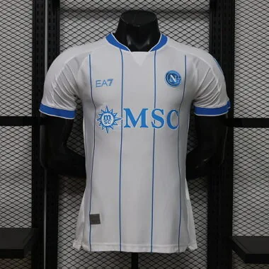 Capa do álbum Camisa do Napoli para jogos fora de casa, época 2026/27 (versão de jogador)