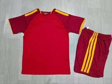 Imagem 2 do álbum Camisola e calções infantis da Roma para jogos em casa da época 2026/27