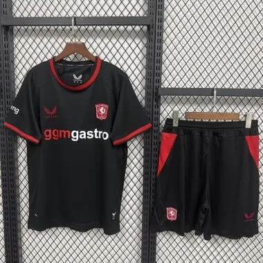Albumcover van de uitwedstrijdshirts en -broekjes van Twente voor kinderen, seizoen 2026/27
