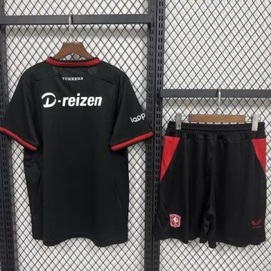Afbeelding 2 van album Twente uitwedstrijd-shirts en -broekjes voor kinderen, seizoen 2026/27
