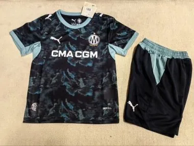 Portada del álbum: Camiseta y pantalones cortos de niño del Marsella para el partido fuera de casa de la temporada 2026/27