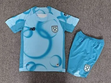 Capa do álbum: Camisola e calções infantis do terceiro equipamento do West Ham para a época 2026/27