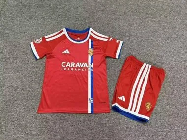 Albumcover van Real Zaragoza uittenue voor kinderen (shirt en broek) seizoen 2026/27