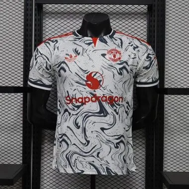 Portada del álbum «Camiseta del Manchester United», edición especial de la temporada 2026/27, versión para jugador