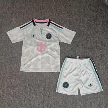 Inter Miami Auswärtstrikot und -shorts für Kinder, Saison 2026/27 – Albumcover