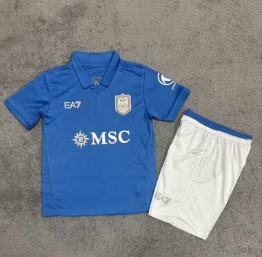 Capa do álbum Camisola e calções infantis da equipa da casa do Nápoles para a época 2026/27