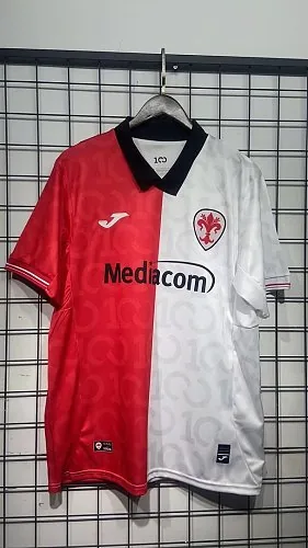 Albumcover van Fiorentina-shirt ter ere van het 100-jarig jubileum, seizoen 2026/27