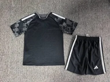 Imagem 2 do álbum Camisola e calções infantis da terceira equipação do Leeds United para a época 2026/27