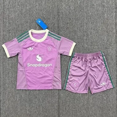 Portada del álbum «Camiseta y pantalones cortos infantiles del Manchester United para la temporada 2026/27 (portero)»