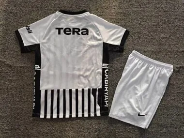 Afbeelding 2 van album 2026/27 Besiktas Away Kids Jersey and Shorts
