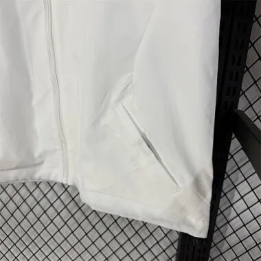Image 6 de l’album Veste coupe-vent du Real Madrid 2026/27