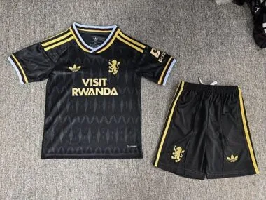 Couverture de l'album « Maillot et short pour enfants Aston Villa (extérieur) saison 2026/27 »