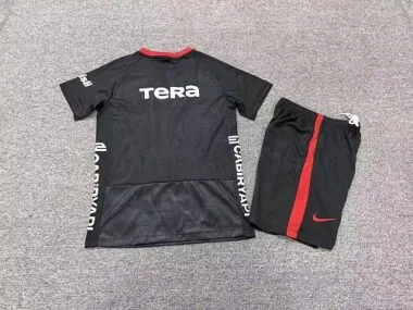 Imagem 2 do álbum Camisola e calções infantis da terceira equipação do Beşiktaş para a época 2026/27