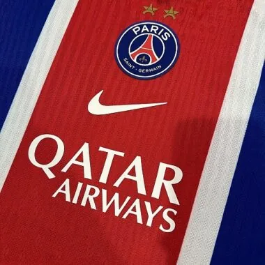 Imagen 4 del álbum Camiseta de jugador de manga larga del Paris Saint-Germain (temporada 2026/27), versión local