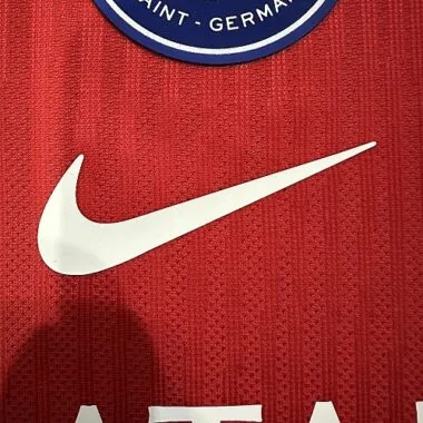 Imagen 5 del álbum Camiseta de jugador de manga larga del Paris Saint-Germain (temporada 2026/27), versión local