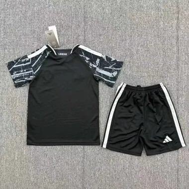 Imagem 2 do álbum Camisola e calções infantis da terceira equipação do Leeds United para a época 2026/27