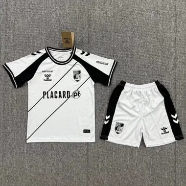 Camiseta y pantalones cortos infantiles de local del Guimarães para la temporada 2026/27