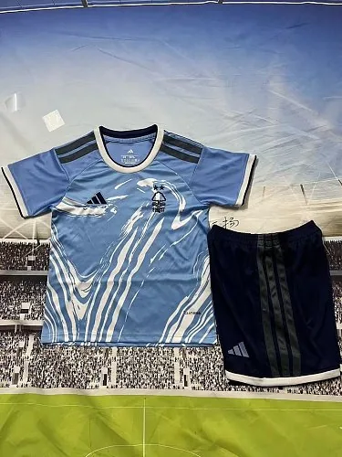 Camiseta y pantalones cortos de la tercera equipación infantil del Nottingham Forest para la temporada 2026/27
