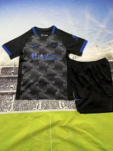Camiseta y pantalones cortos del tercer equipo infantil del Portsmouth, temporada 2026/27
