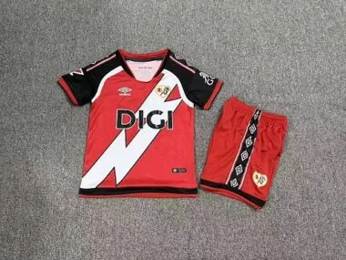 Camiseta y pantalones cortos de niño del Rayo Vallecano para partidos fuera de casa, temporada 2026/27