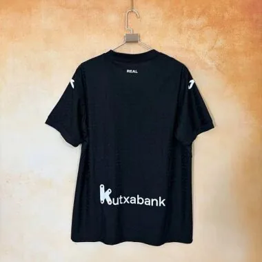 Imagem 2 do álbum Camisa de jogo fora da Real Sociedad 2026/27
