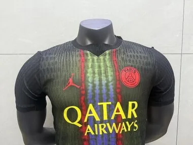 Imagem 2 do álbum Camisola do Paris Saint-Germain, terceira versão para jogadores, 2026/27