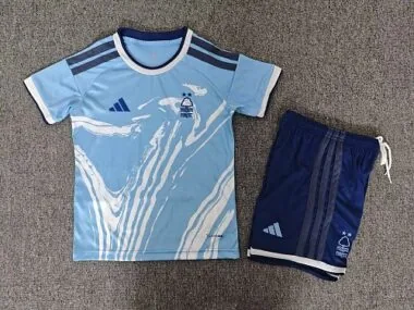 Couverture de l'album « Maillots et shorts de foot pas chers Yupoo pour enfants », troisième tenue de Nottingham Forest, 26-27
